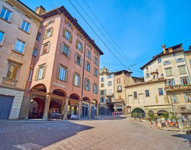 İtalya 'nın Bergamo kentindeki ortaçağ Piazza Mercato delle Scarpe (Ayakkabı Pazarı Meydanı)' nı çevreleyen sık antika evler,