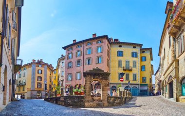 Siyahi kasaba evleri, kafeler, dükkanlar ve restoranlar ile tarihi Piazza Mercato delle Scarpe Meydanı Panoraması, Bergamo Alta, İtalya