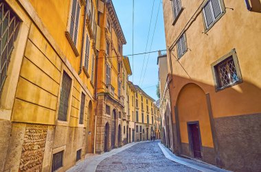 Bergamo 'nun ortaçağ sokaklarını keşfetmek, İtalya, Citta Alta' daki San Giacomo Via 'sında yürümek.