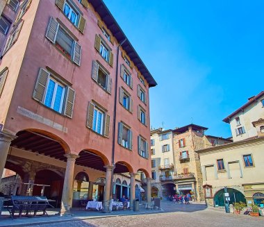 Portico, Piazza Mercato delle Scarpe, Bergamo, İtalya 'da küçük açık hava yemekleri olan klasik bir konak.