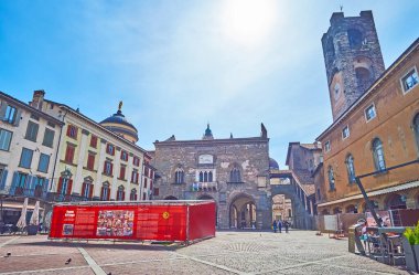 BERGAMO, ITALY - APRIL 7, 2022: The medieval Piazza Vecchia with outdoor restaurants, Palazzo della Ragione and Palazzo della Podesta with tall clocktower, Italy clipart