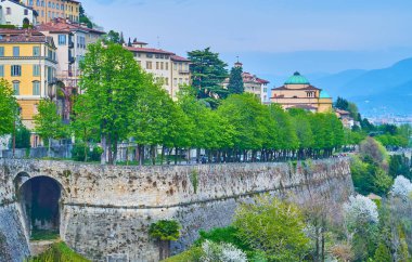 Bergamo Citta Alta 'nın Ortaçağ Venedik Duvarları ve İtalya' nın çiçek açan yemyeşil bahar banyosu