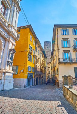 Eski evleri ve Gombito Kulesi, Bergamo, İtalya 'nın dar ortaçağ Via Gombito caddesi.
