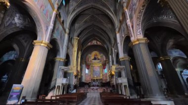KREMONA, ITALY - 6 Nisan 2022: Ortaçağ Santa Maria Assunta Katedrali 'nin freskleri, oymaları, kalıpları ve oymaları, Cremona, İtalya