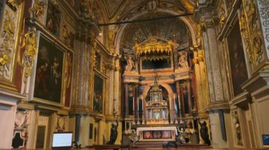 Santa Maria Assunta Katedrali 'nin ortaçağ Capella della Madonna del Popolo şapelinin iç mimarisi. Olağanüstü yaldızlı süslemeler, başyapıtlar, heykeller, oymalar, taş sütunlar, Cremona, İtalya