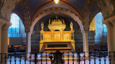 Cremona Katedrali 'ndeki St. Homobonus Kripta di Sant' Omobono 'nun panoramik freskli iç döşemesi oyulmuş taş lahit, sütunlar ve kaburga kasası tavanı, İtalya