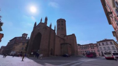 Tarihi Aziz Antoninus Meydanı Panoraması ortaçağ Sant 'Antonino Bazilikası ile tuğla bir çadır ve Cennet Portico, Piacenza, İtalya cephesi