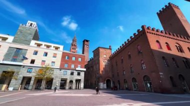 Piazza Stradivari Panoraması (Piazza Cavour) tarihi ve modern inşaatlarla ve Cremona Katedrali 'nin uzun Torrazzo çan kulesiyle arka planda, İtalya' da görülür.