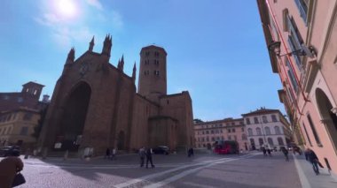 Ortaçağ St Antoninus Meydanı panoraması tuğla kilisesi ile süslenmiş Portico Cenneti, çan kulesi ve küçük kuleler, Piacenza, İtalya