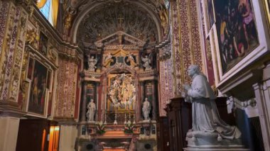 Santa Maria Assunta Katedrali 'ndeki zengin süslemeli kilisenin dikey manzarası heykeller, karmaşık yardım kalıpları, duvarlarda yaldızlı süsler, Cremona, İtalya