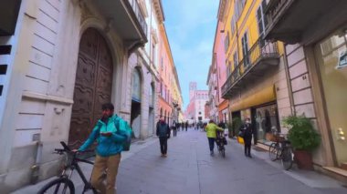 İtalya, Piacenza 'daki Corso Vittorio Emanuele II alışveriş caddesinde yürü.