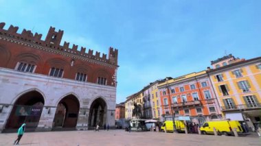 Orta Çağ Piazza Cavalli Panoraması Gotik Palazzo Comunale (belediye binası), renkli tarihi evler ve Assisi Kilisesi, Piacenza, İtalya 'daki Aziz Francis cephesi