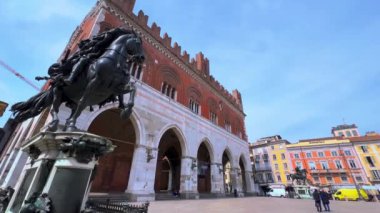 Piazza Cavalli 'nin Panorama' sı Alessandro Farnese 'nin tarihi evleri ve meydanın diğer tarafındaki Ticaret Odası cephesi olan Palazzo Comunale' deki binicilik heykeli ile İtalya 'nın Piacenza kentinde.