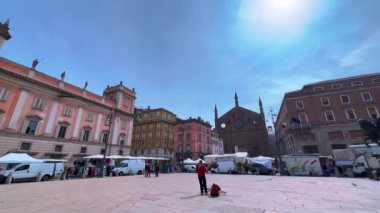Piazza Cavalli 'nin Panorama' sı Assisi 'li Aziz Francis Bazilikası, Ticaret Odası, tarihi binalar ve her iki tarafında Piacenza, İtalya' da binicilik heykelleri bulunan Palazzo Comunale (Belediye Binası) ile birlikte.
