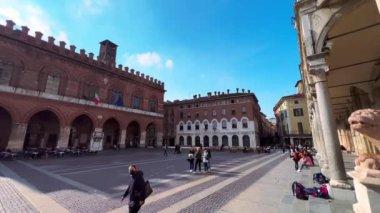 Cremona Katedrali 'nin verandasından, ortaçağ taş aslan heykelleri, belediye binası (Comune di Cremona), Baptistery ve İtalya' nın tarihi evleri ile birlikte Piazza del Comune Panoraması.