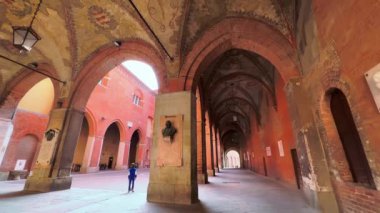 Federico di Svevia avlunun önündeki ortaçağ freskli mahzeni, belediye binasında (Palazzo del Comune), Cremona, İtalya