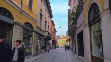 Dar Corso Giuseppe Mazzini Caddesi. Uzun tarihi kasaba evleri, kafeler ve dükkanlar, Cremona, İtalya.