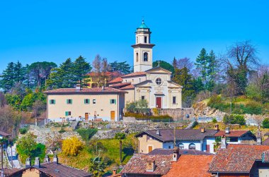 Arkadaki tepedeki Carabbia ve San Siro Kilisesi 'nin çatıları, Lugano, Ticino, İsviçre