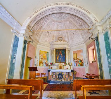 CARONA, SWitzERLAND - 22 Mart 2022: Ciona 'daki Santa Maria delle Grazie Şapeli' nin dua salonu, rahatlama sıva, freskler, resim ve heykeller, Carona, Ticino, İsviçre