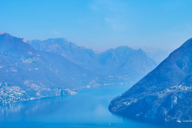 Monte Bre, Monte Bronzone ve Monte dei Pizzoni 'nin yamaçlarında İsviçre yerleşimleri - Bre köyü ve Gandria ve İtalyan komünü Valsolda, Carona, Ticino, İsviçre manzarası