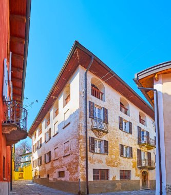 Dar sokaktaki tarihi konağın köşesi, Carona, Ticino, İsviçre