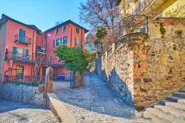 Eski taş duvarları ve klasik evleri olan Strada da da Sora Caddesi, Carona, Ticino, İsviçre