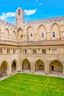 Papalık Sarayı 'nın avlusunda oyulmuş taş atari salonları ve ortaçağ çan kulesi, Avignon, Fransa