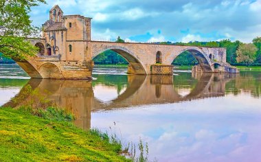 Ortaçağ Pont d 'Avignon' u ve küçük Chapelle Saint-Nicolas 'ı, Fransa' nın Avignon kentindeki Rhone Nehri 'nin setinden görülmektedir.