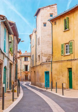 Eski kasaba Avignon, Fransa 'nın göbeğindeki Noel Antoine Biret caddesindeki dar dolambaçlı Rue' deki ortaçağ evleri.