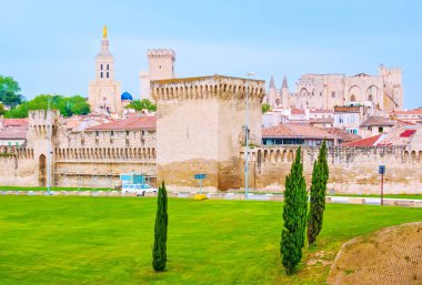 Eski Avignon kasabası Fransa 'da kuleleri ve kapıları olan devasa surlar tarafından kuşatıldı.