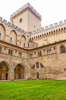 Avignon, Fransa 'daki Papalık Sarayı' nın ortaçağ avlusu.