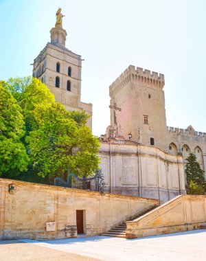 Avignon, Fransa - 5 Mayıs 2013: Notre-Dame des Doms d 'Avignon, Fransa' nın Avignon kentinde bulunan ve batı kulesinin tepesinde Palais Meydanı, Avignon, Fransa 'nın başkenti olan Bakire Meryem' in yaldızlı heykeli bulunan bir katedral.