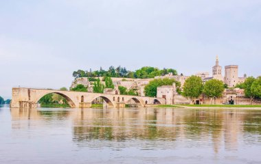 Rhone boyunca ortaçağ Pont Saint Benezet 'i ve arka planda eski Avignon kasabası, Fransa