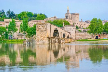 Ortaçağ, Fransa 'nın Avignon kentindeki Papalık Sarayı ve ortaçağ surlarına karşı Rhone Nehri üzerindeki Pont Saint-Benezet köprüsü yıkıldı.
