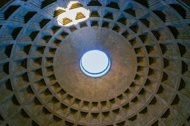ROME, ITALY - 14 Ocak 2019: Pantheon 'un merkezi oktuluslu kubbesi, doğal ışığın kaynağı, 14 Ocak' ta Roma, İtalya 'da
