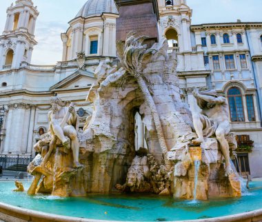 ROME, ITALY - 14 Ocak 2019: Fontana dei Quattro Fiumi on Piazza Navona and Sant 'Agnese in Agone Church, 14 Ocak' ta Roma, İtalya