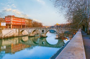 Ortaçağ Ponte Sisto Köprüsü ve Lungotevere Della Farnesina Akşamları Tiber Nehri boyunca, Roma, İtalya