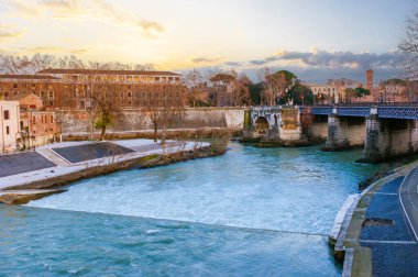 Eski Ponte Emilio (Ponte Rotto) ve modern Ponte Palatino Tiber Nehri üzerinde, Roma, İtalya