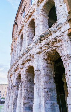 Roma, İtalya 'daki antik Marcellus Tiyatrosu' nun (Teatro di Marcello) taş atari salonlarını korudu.