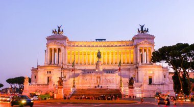 ROME, ITALY - 13 Ocak 2019: Vittoriano, Roma 'nın Piazza Venezia' daki en tanınmış yapılarından biri olan Victor Emmanuel II Anıtı, 13 Ocak 'ta İtalya' nın başkenti Roma 'da gerçekleşti.