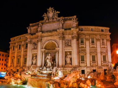 ROME, ITALY - 14 Ocak 2019: Trevi Fountain (Fontana di Trevi) 14 Ocak gecesi, İtalya 'nın başkenti Roma' da