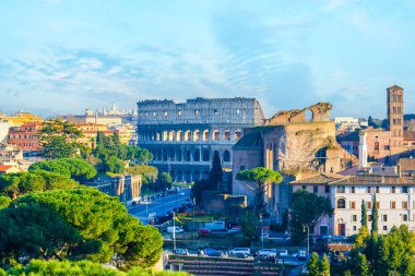 Roma Forumu ve Colosseo 'nun arka plandaki antik harabelerinin manzarası, Roma, İtalya