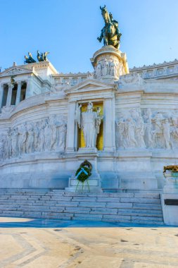 ROME, ITALY - 13 Ocak 2019: Vittoriano, Roma 'nın Piazza Venezia' daki en tanınmış yapılarından biri olan Victor Emmanuel II Anıtı, 13 Ocak 'ta İtalya' nın başkenti Roma 'da gerçekleşti.
