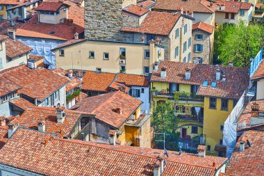 Citta Alta, Bergamo, İtalya 'nın merkezinde bulunan vintage evlerin kırmızı kiremitli çatıları