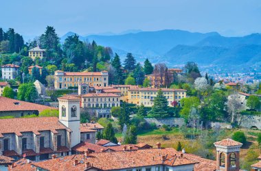 Bergamo Alta 'nın çatıları ve Sant' Agata nel Carmine Kilisesi 'nin çan kulesi İtalya' nın San Vigilio Tepesi 'ne karşıdır.