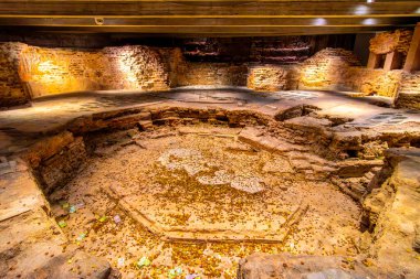 MILAN, ITALY - 11 Nisan 2022: 8 Nisan 'da Milano Katedrali' nin bodrumunda San Giovanni alle Fonti 'nin vaftizinin temeli