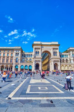 MILAN, ITALY - 11 Nisan 2022: 11 Nisan 'da İtalya' nın Milano kentinde bulunan Piazza del Duomo 'dan Galleria Vittorio Emanuele II' nin Zafer Kemeri girişi