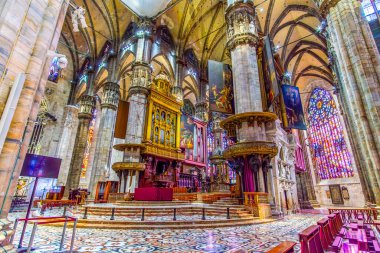 MILAN, ITALY - 8 Nisan 2022: 2 kürsülü papaz evinin panoraması, Milan Duomo, Lombardy, 8 Nisan 'da İtalya' nın Milano kentinde