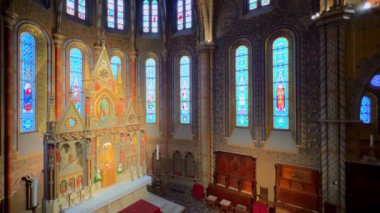 BUDAPEST, HUNGARY - 21 Şubat 2022: Matthias Kilisesi 'nin ana sunağının panoraması boyalı cam pencereler, freskli duvarlar ve kasa, Budapeşte, Macaristan