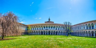 Cortile d Onore (Onur Avlusu) Milans Ca Granda Üniversitesi kompleksinin ana avlusu, İtalya